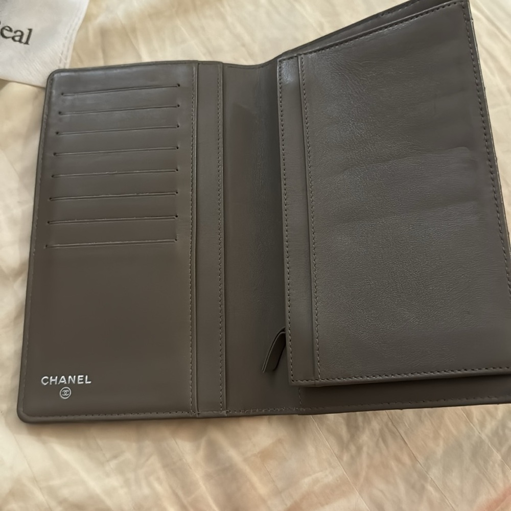 ❌SOLD❌Very Good Used Auth Chanel Patent Leather Wallet - Neutral/ Gray Color - Picture 5 of 15